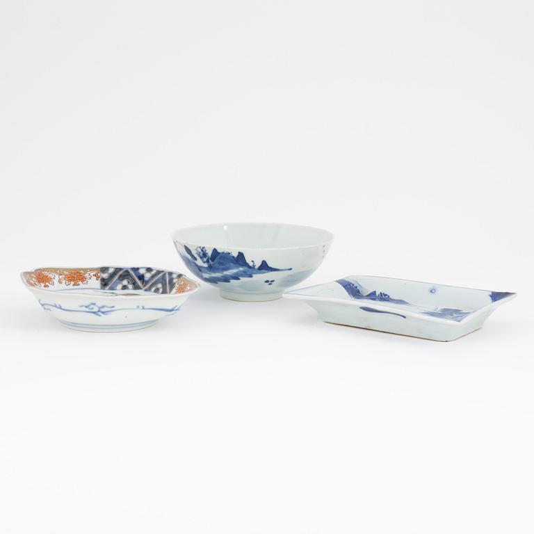 A Japanese porcelain bowl and two dishes, Edo period (1603-1868), 19th Century.