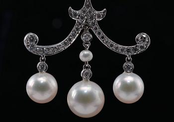 A SUITE OF JEWELLERY, brilliant cut diamonds c. 3.42 ct. Cultivated seawater pearls 4,5- 5,5 mm.