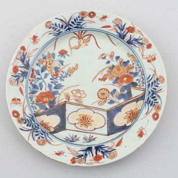 A pair of Japanese Imari plates, Edo, 18th century.