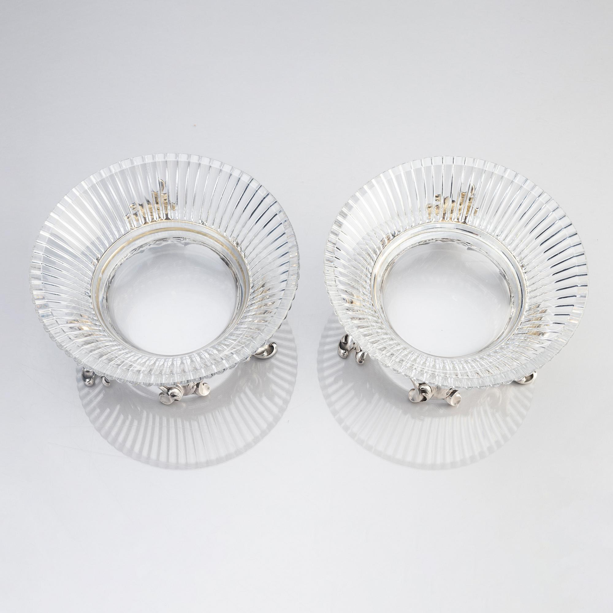 Jardinièrer/skålar, ett par, silver och slipat glas. W.A. Bolin, Moskva 1912-1917.