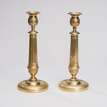 LJUSSTAKAR, ett par, förgylld mässing, empire, 1800-talets början.