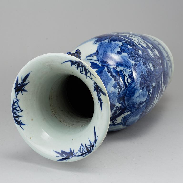 A blue and white floor vase, Qing dynasty, 19th century.