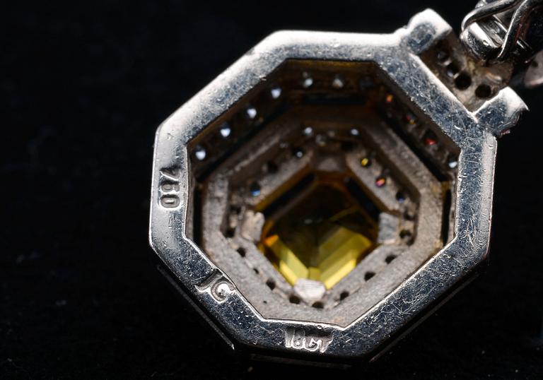 A PENDANT, brilliant cut diamonds c. 1.10 ct H/si. Yellow sapphire c. 1.90 ct. Weight 12,4 g.