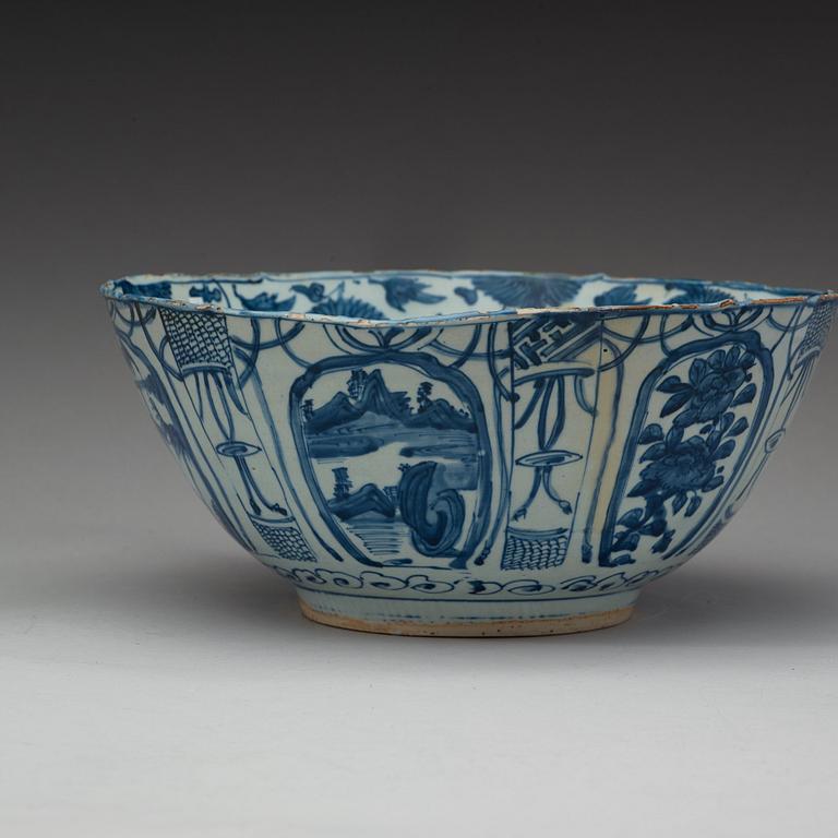 A large blue and white bowl, Ming dynasty, Wanli (1573-1620).