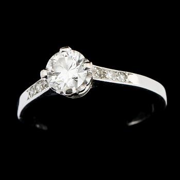 RING, 18k vitguld med briljantslipad diamant ca 0.6 ct samt 6 små åttkantslipade diamanter. Vikt 2 g.