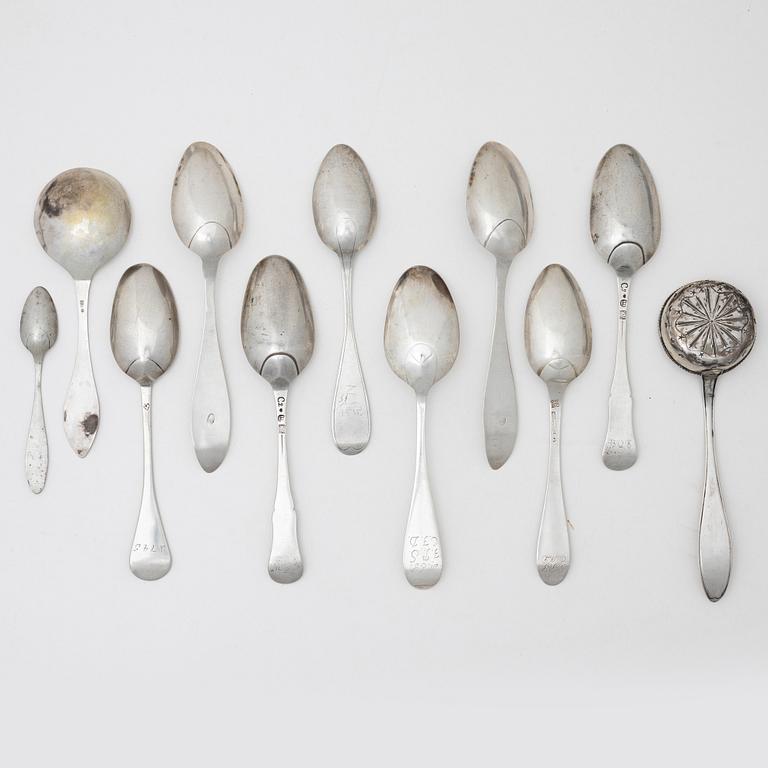 Skedar, 10 st och strösked, silver, Sverige, 1700/1800-tal.