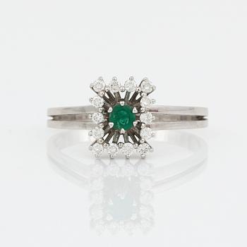 RING, vitguld 18K, diamanter, smaragd. 1900-talets andra hälft. Vikt ca 4 gram.