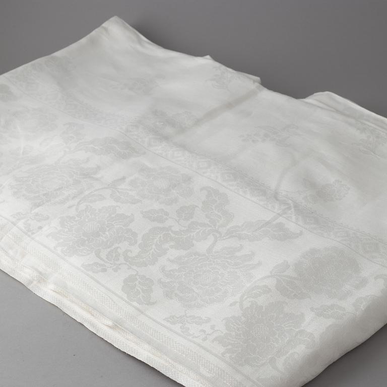 A tablecloth, linen damask, ca 680 x 212 cm. Conjugal coat of arms.