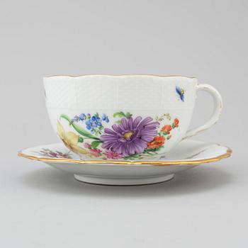 A lot of 3 custard cups, cup and a dish, 18th century and newer.