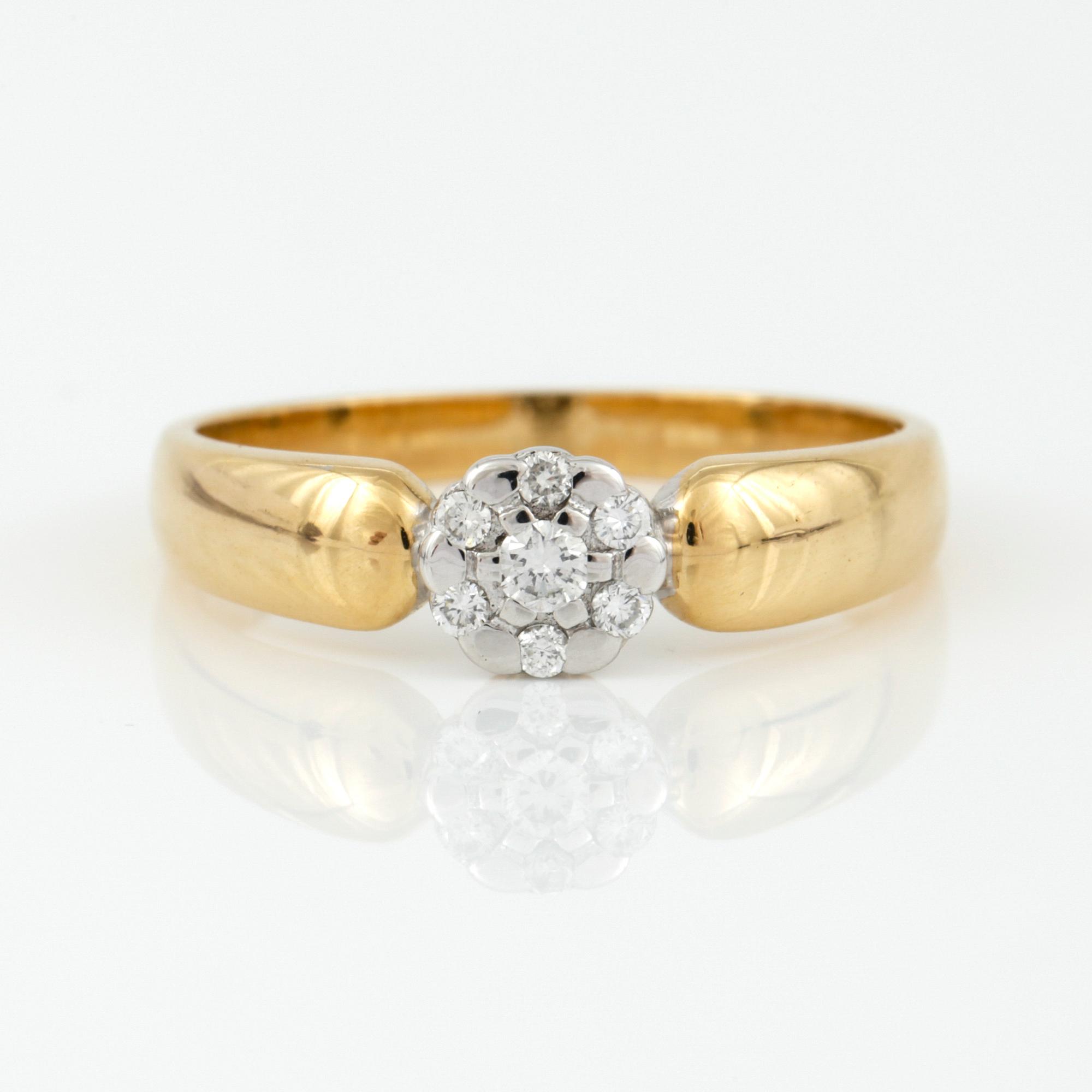 RING, 18K tvåfärgad guld med briljantslipade diamanter, tot ca 0,10 ct. Vikt ca 3,01 g.