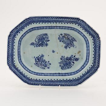 Terrinfat samt vas, kompaniporslin. Kina, Qingdynastin, Qianlong (1736-95).