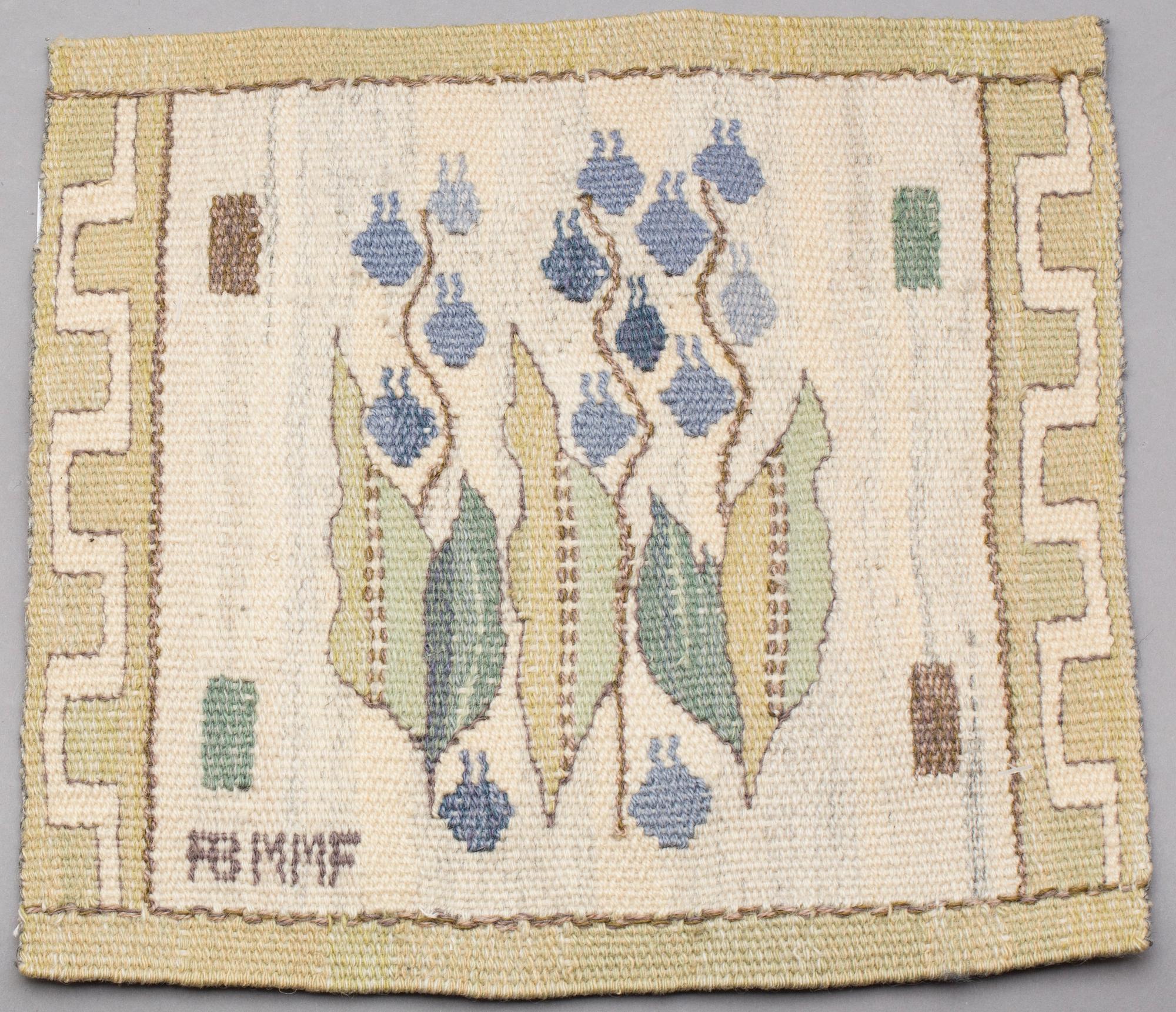 VÄVNAD, "Blomlapp". Gobelängteknik. Signerade AB MMF (AB Märta Måås-Fjetterström). 27,5 x 26,5 cm.