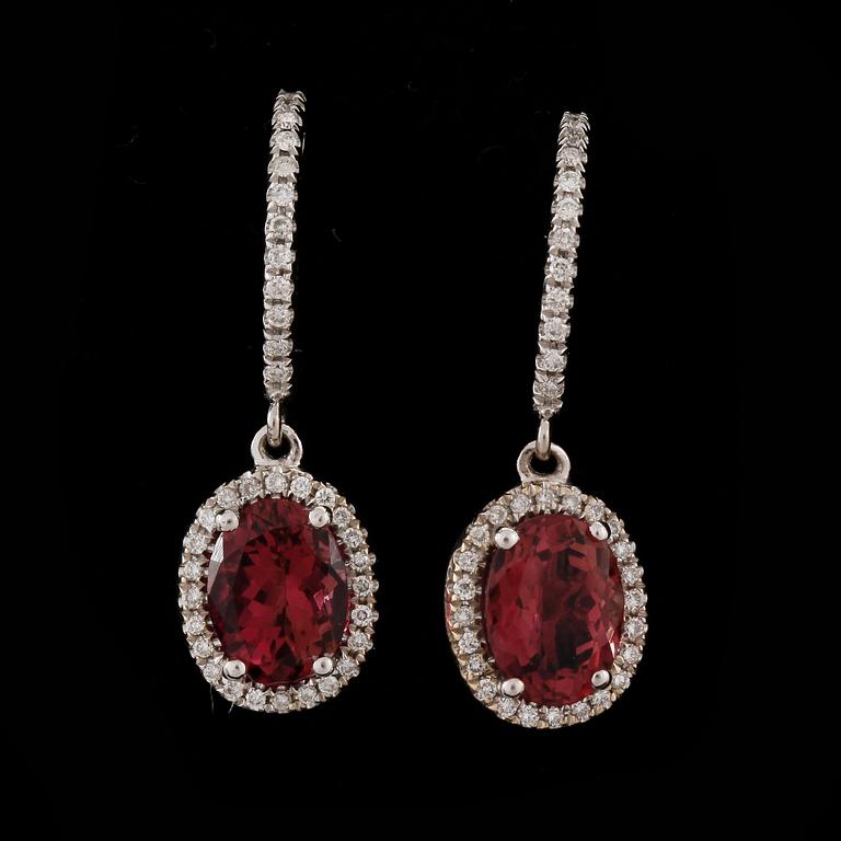 ÖRHÄNGEN, ett par, 14k vitguld med turmalinere ca 2,39 ct och briljantslipade diamanter ca 0,42 ct. Tot vikt ca 4,5 gram.