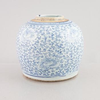 A porcelain ginger jar, China, 19th Century.