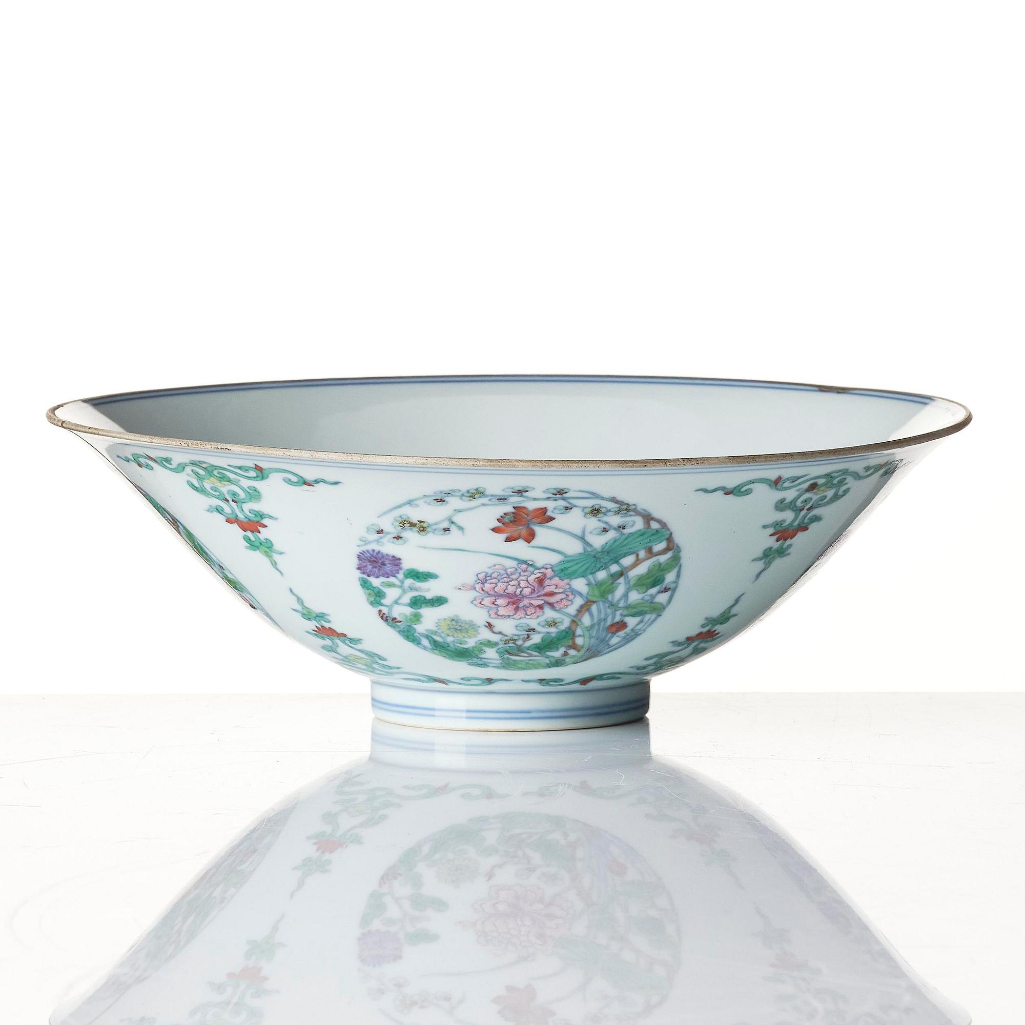 Skål, porslin. Qingdynastin med Yongzhengs märke och period (1723-35).