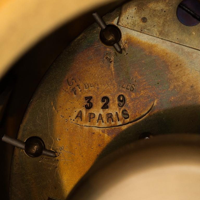 Bordsgarnityr, bestående av bordspendyl och kandelabrar, ett par, Frankrike 1800-talets sista kvartal.