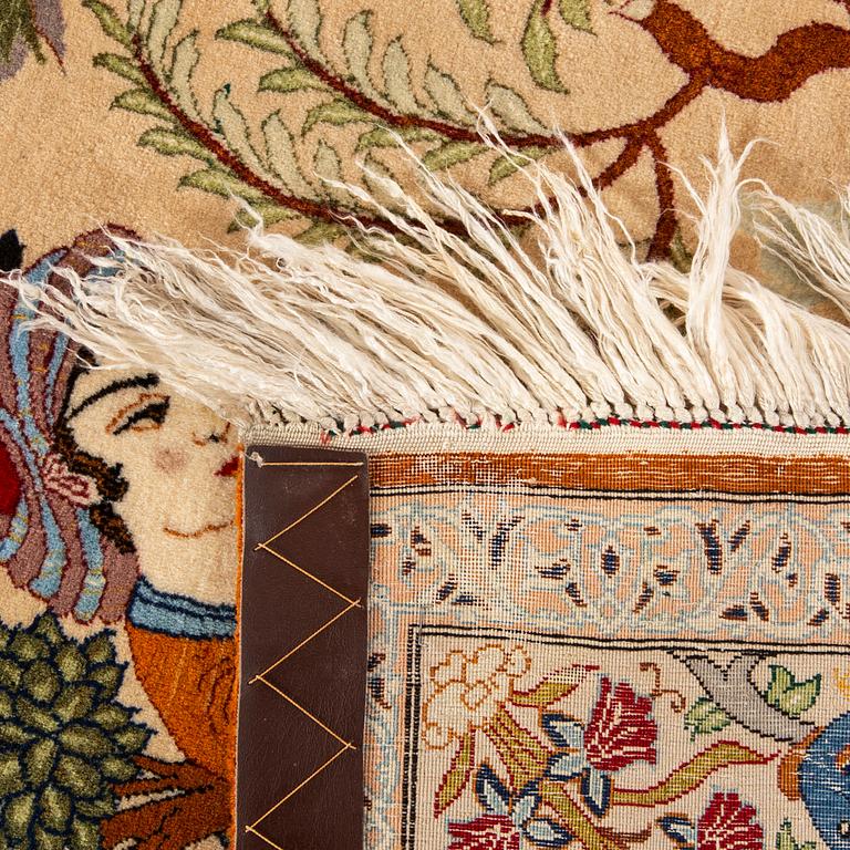 A semiantique Isfahan carpet ca 166 x 108 cm.