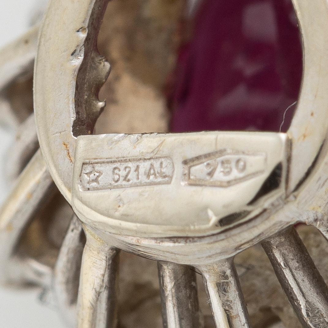 Hängsmycke, 18K vitguld med droppslipad rubin och briljantslipade diamanter.