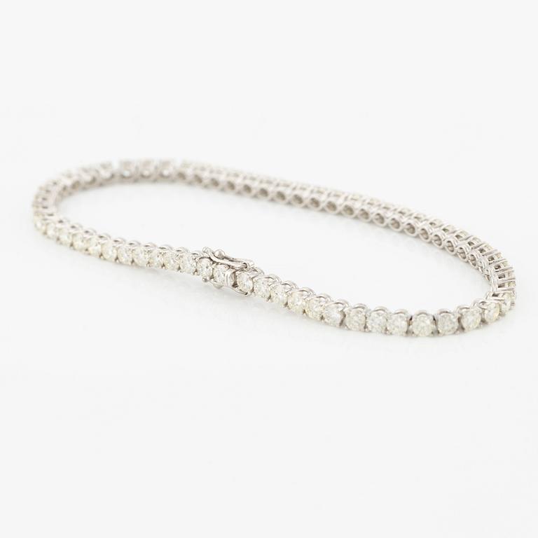 Tennis bracelet in 18K gold with round brilliant-cut diamonds.