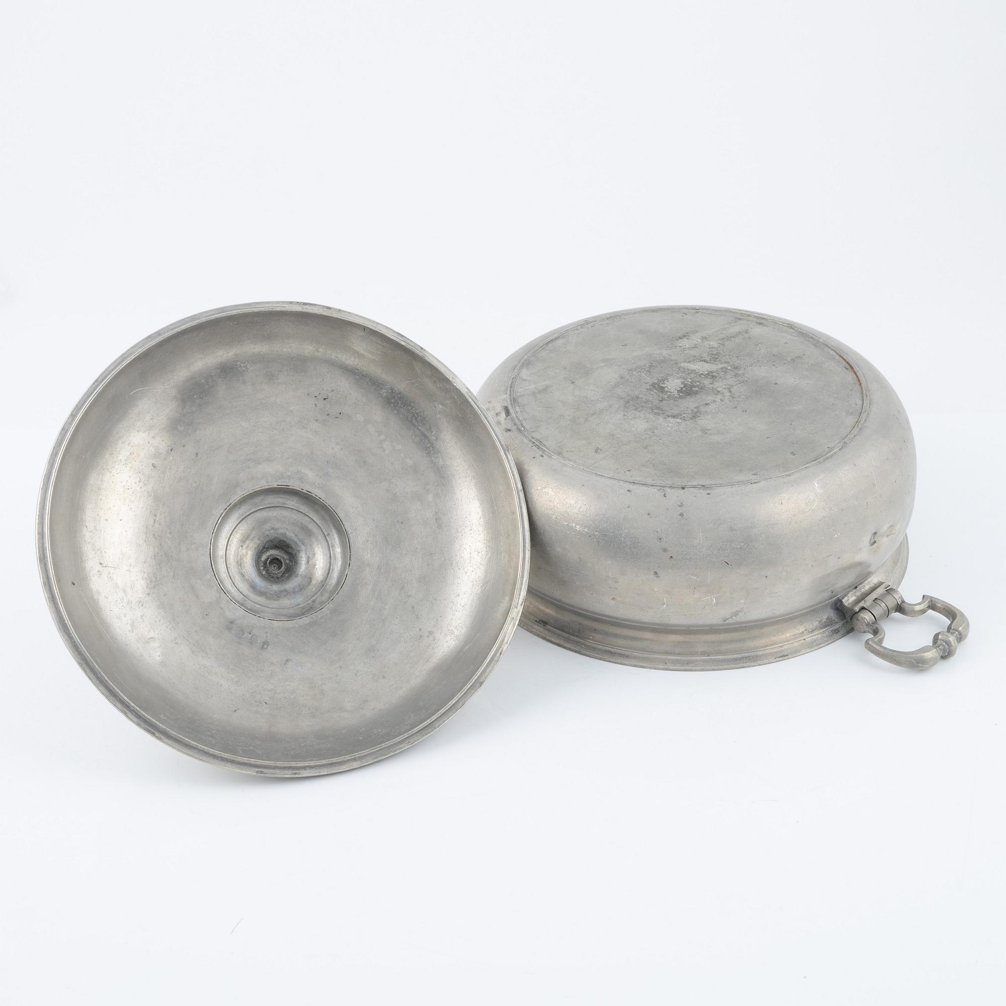 Gustaf Henning Pschorn, terrin / grötskål med lock, tenn, Stockholm (1752-1772).