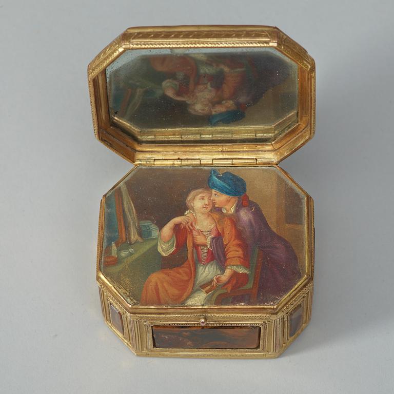 DOSA, mässing, sten, blått glas och erotiskt motiv. Louis XVI, 1700-talets andra hälft.