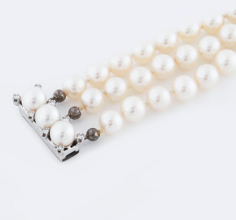 A cultured pearl bracelet.