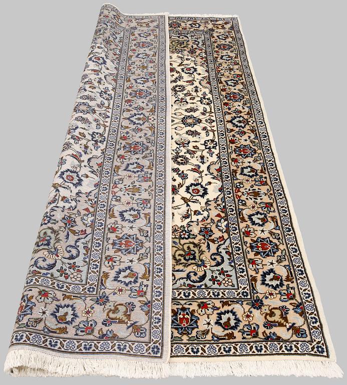 A Kashan carpet, ca 250 x 150 cm.