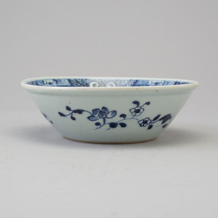 A blue and white export porcelain bowl, Qing dynasty, Qianlong (1736-95).