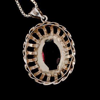 HÄNGE, silver med fasettslipad lila pastesten och markasiter, Lindesberg, 1951. Vikt 7 g.