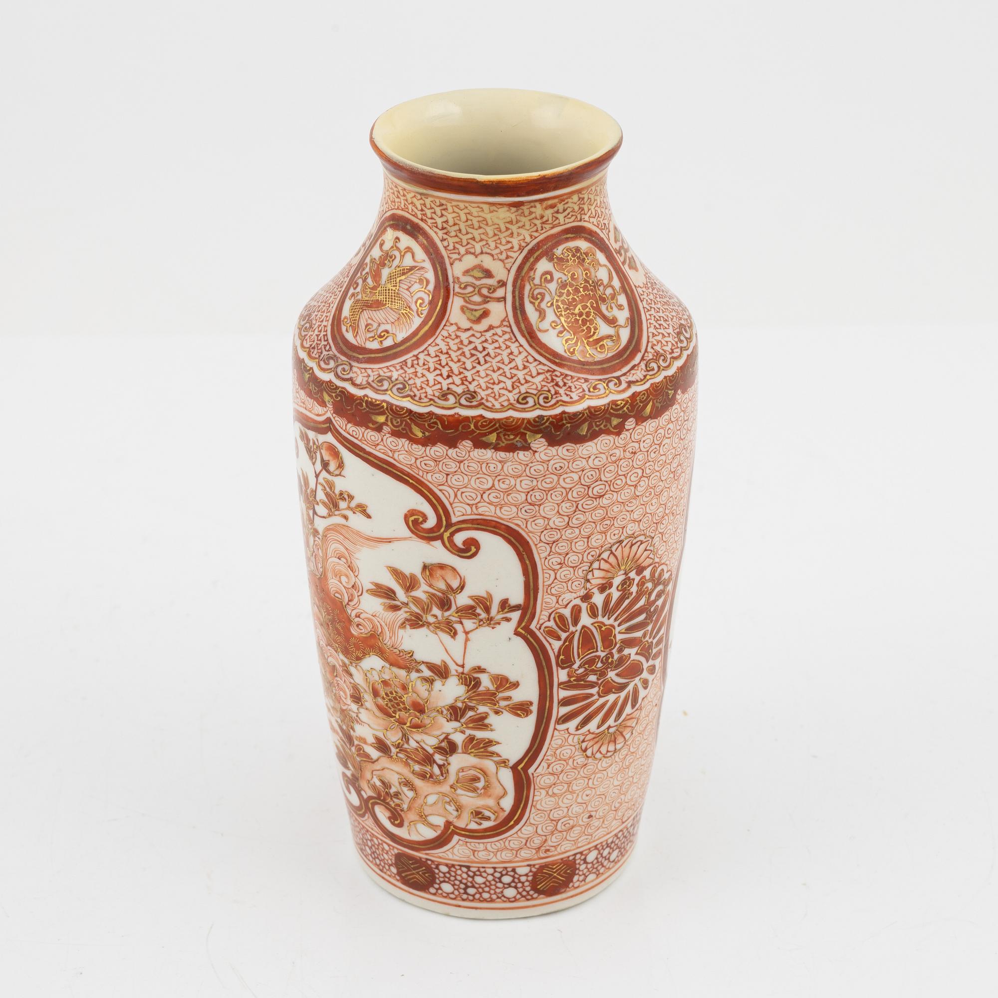 A porcelain vase, Japan, beginning of the 20th century.