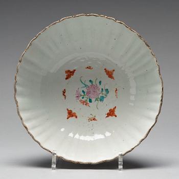 A famille rose bowl, Qing dynasty, Qianlong (1736-95).