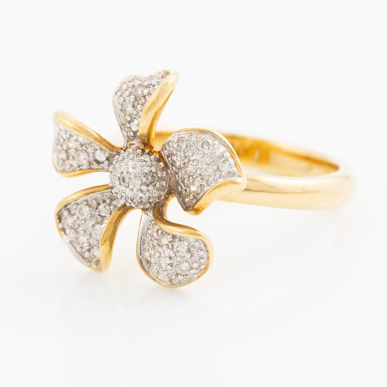 Ring i form av en blomma 18K guld med runda briljantslipade diamanter.
