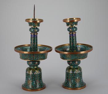 LJUSSTAKAR ETT PAR, cloisonné emalj, Kina 1910-1930, signerade Lao Tian Li.