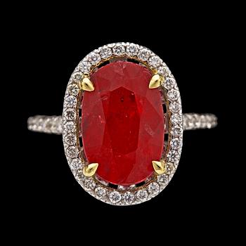 1064. A ruby, 5.27 cts, and brilliant cut diamond ring, tot. 0.92 cts.