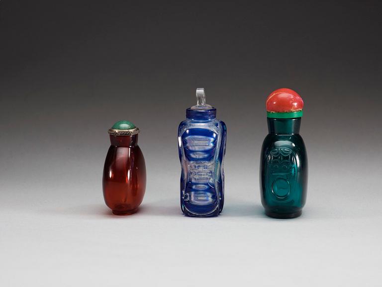 A set of three glass snuff bottles, Qing dynasty.