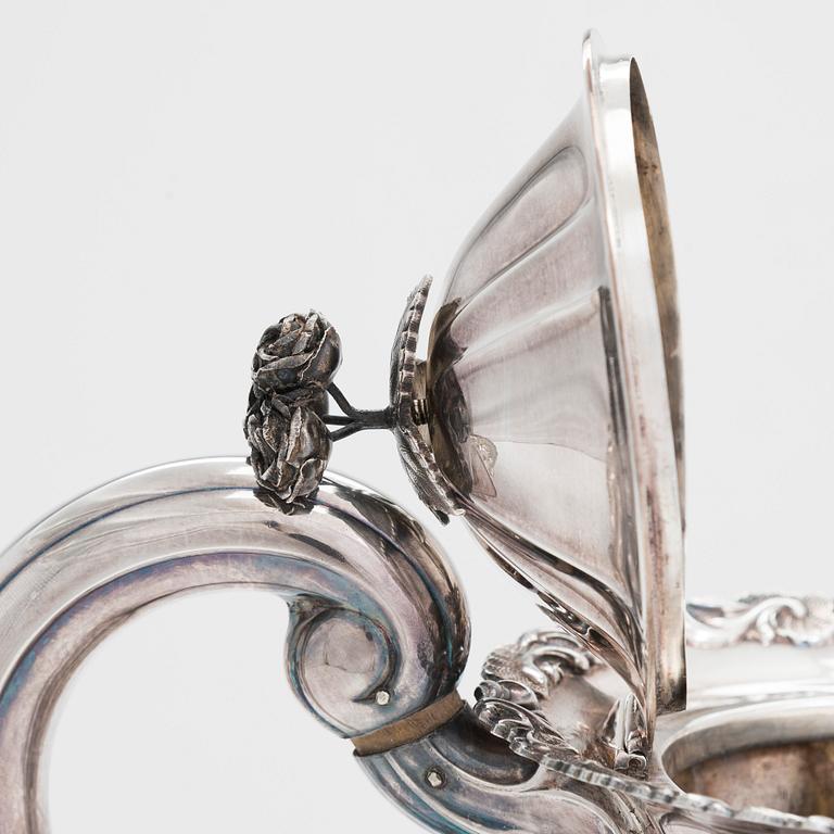 A silver coffee pot and bread basket, Kultakeskus, Hämeenlinna 1947 and 1934.