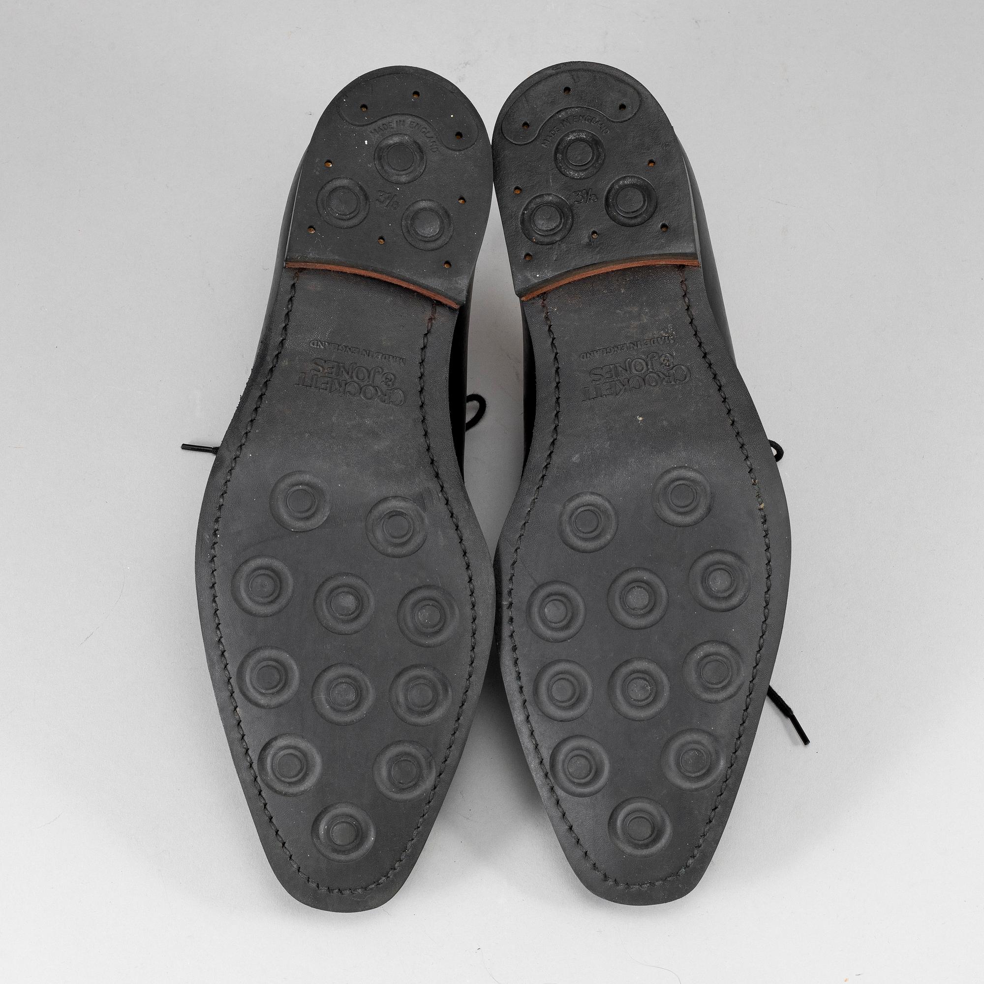 CROCKETT & JONES, a pair of black leather 'Highbury' shoes, size 8.