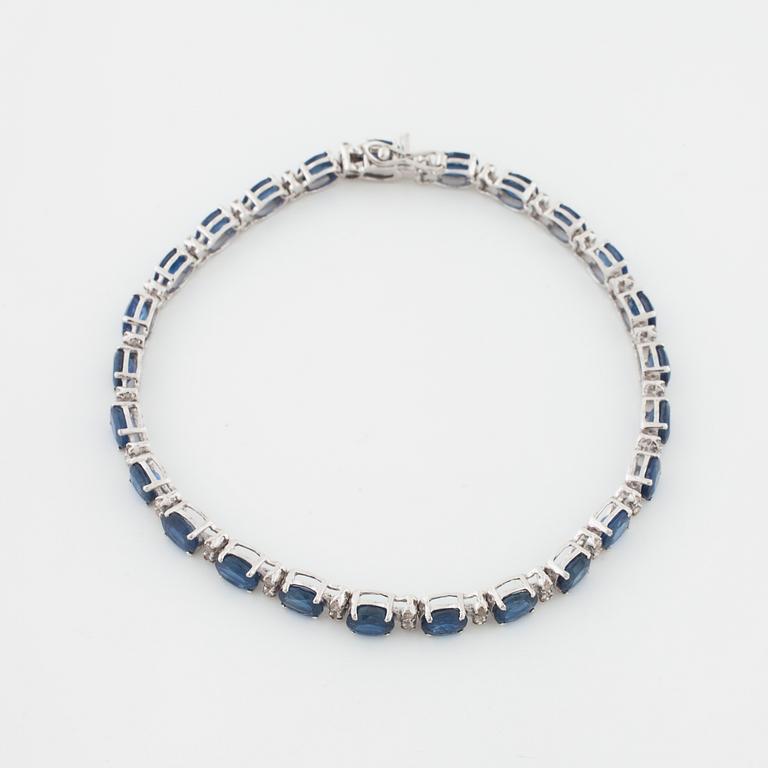 ARMBAND, med fasettslipade safirer totalt ca 9.75 ct och briljantslipade diamanter, totalt ca 0.50 ct.