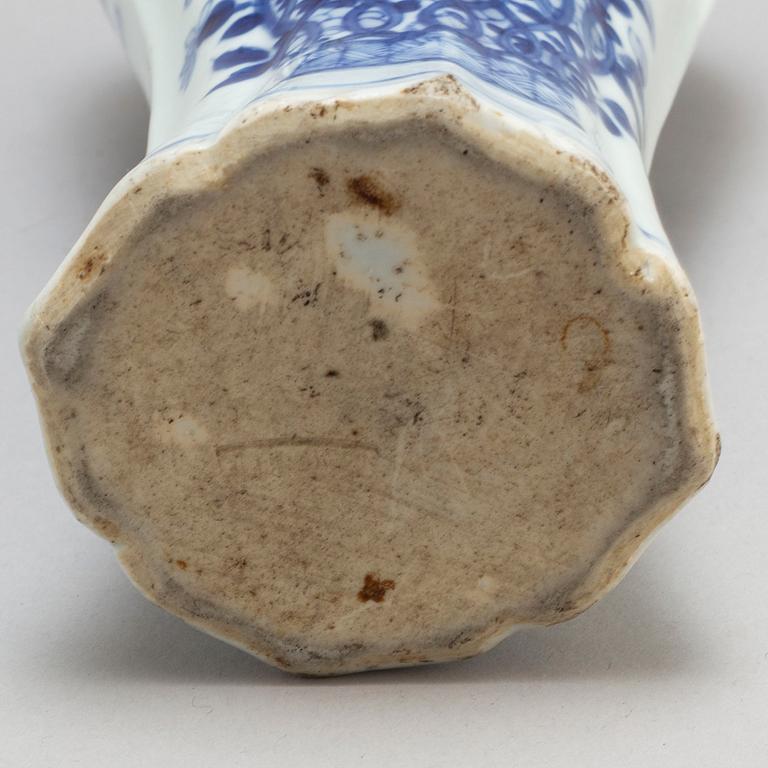 A blue and white vase, Qing dynasty, early 18th century.