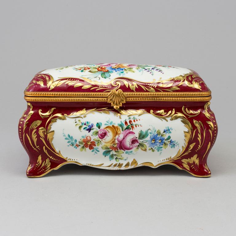 A LIMOGES PORCELAIN BOX, MID 20TH CENTURY.