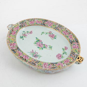 A rose medallion porcelain heating dish with cover, Kanton, China, Qing dynasty, 19th century.