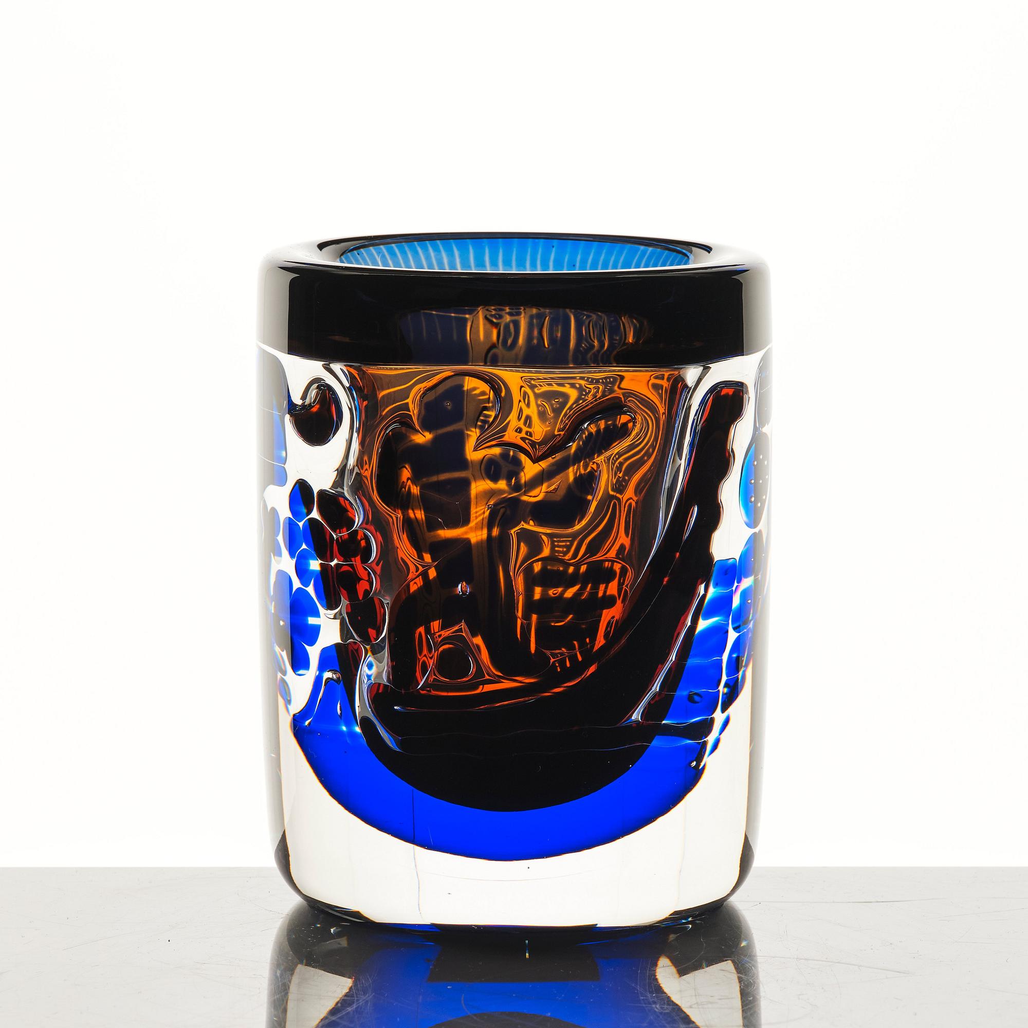 Edvin Öhrström, an 'ariel' glass vase, Orrefors, Sweden 1982.