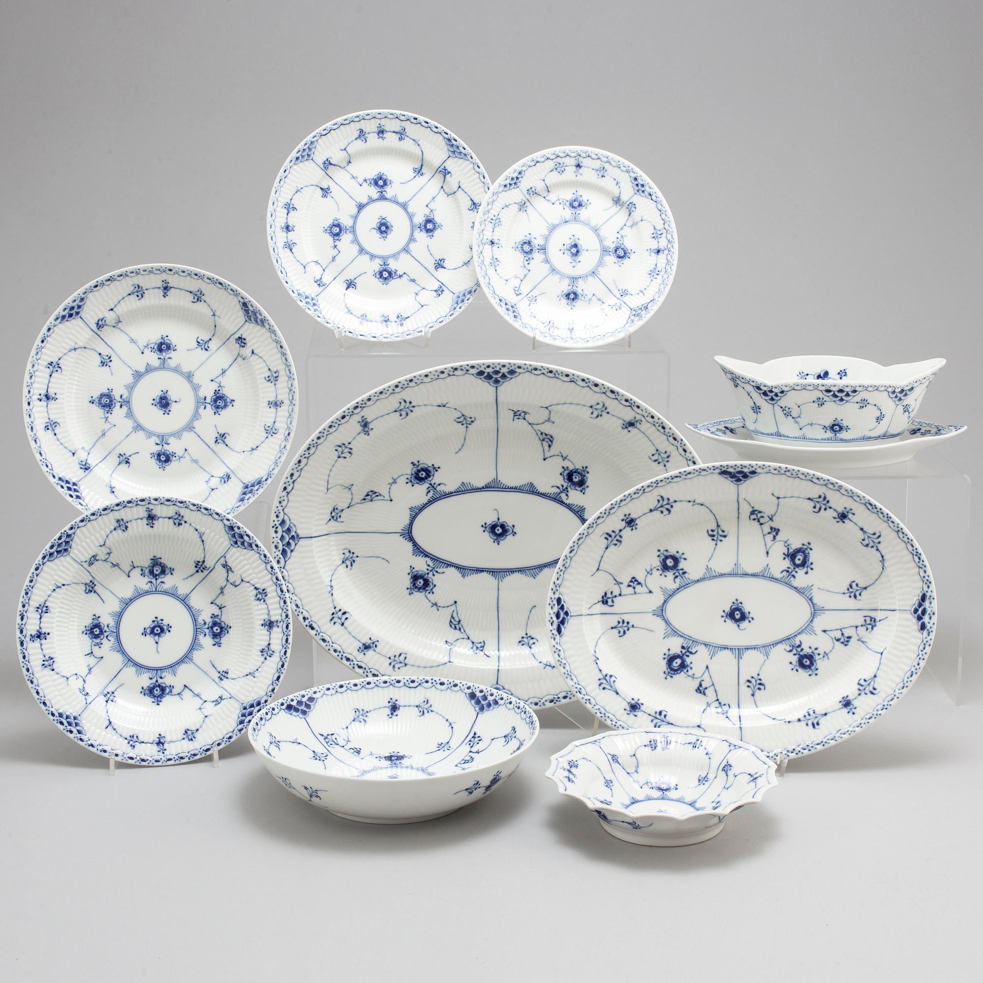 ROYAL COPENHAGEN, matservis, 53 delar, porslin, "Musselmalet", Danmark.
