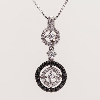 A necklace/pendant in 18K white gold with black and white diamonds totalling approximately 0.42 ct.