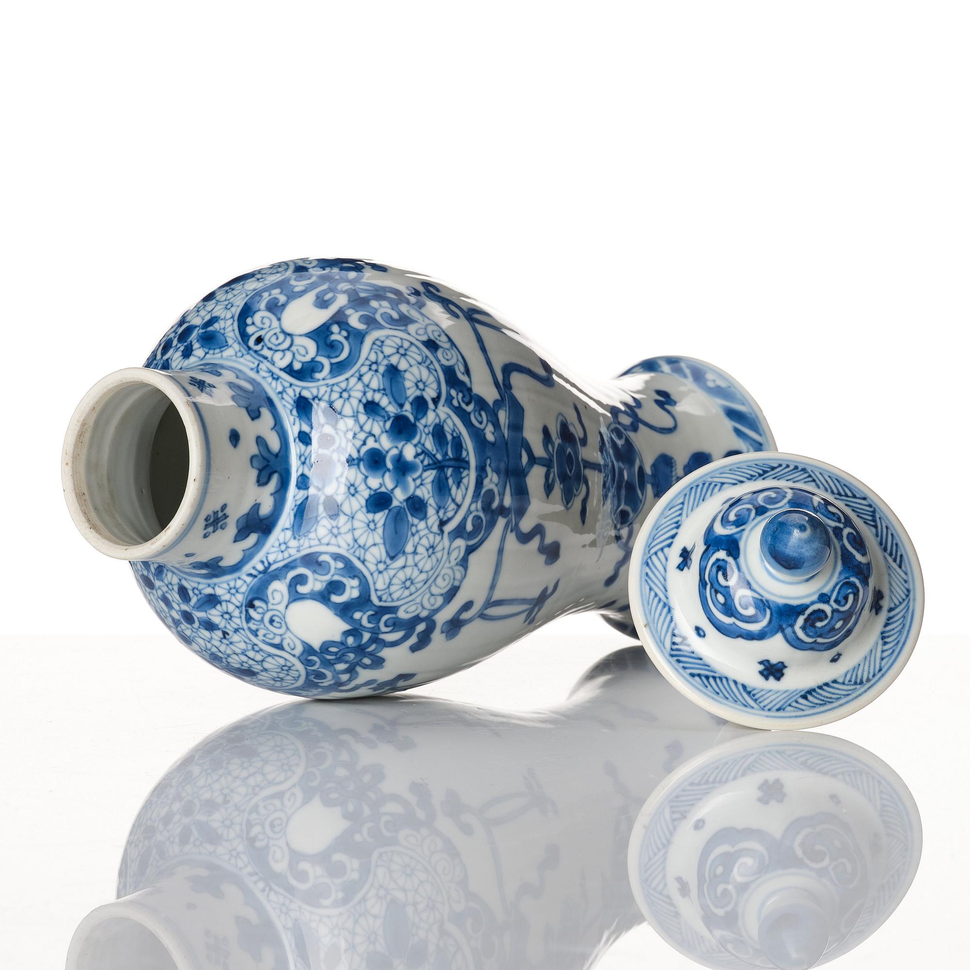 A blue and white vase, Qing dynasty, Kangxi (1662-1722).