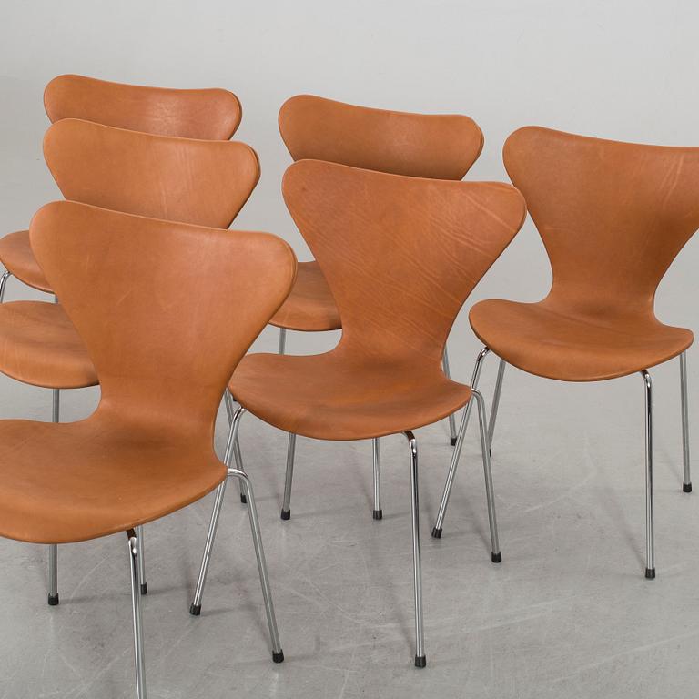 A SET OF 6 ARNE JACOBSEN "SERIES 7" CHAIRS BY FRITZ HANSEN.