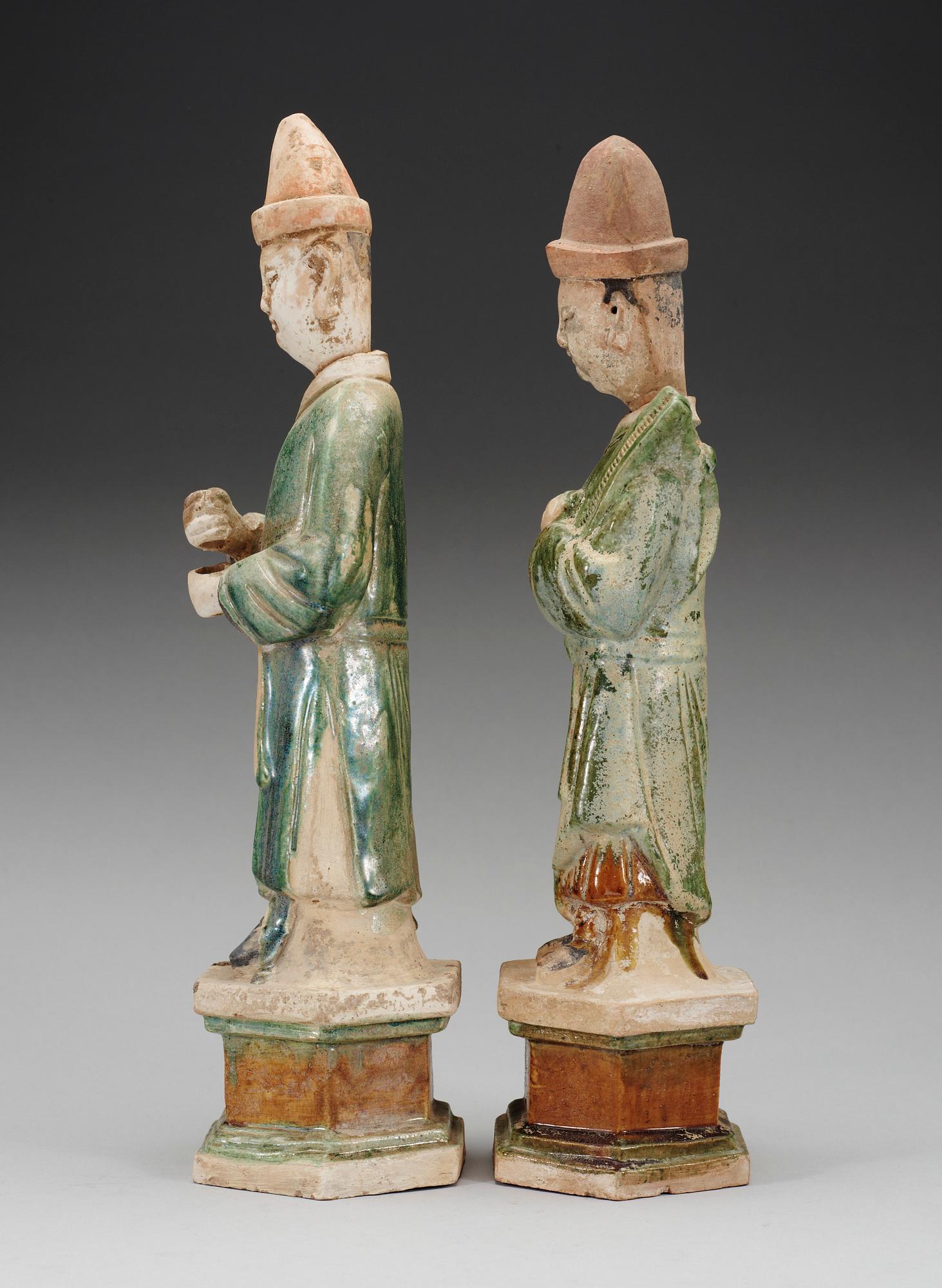 FIGURINER, 2 st, lergods. Ming dynastin (1368–1644).
