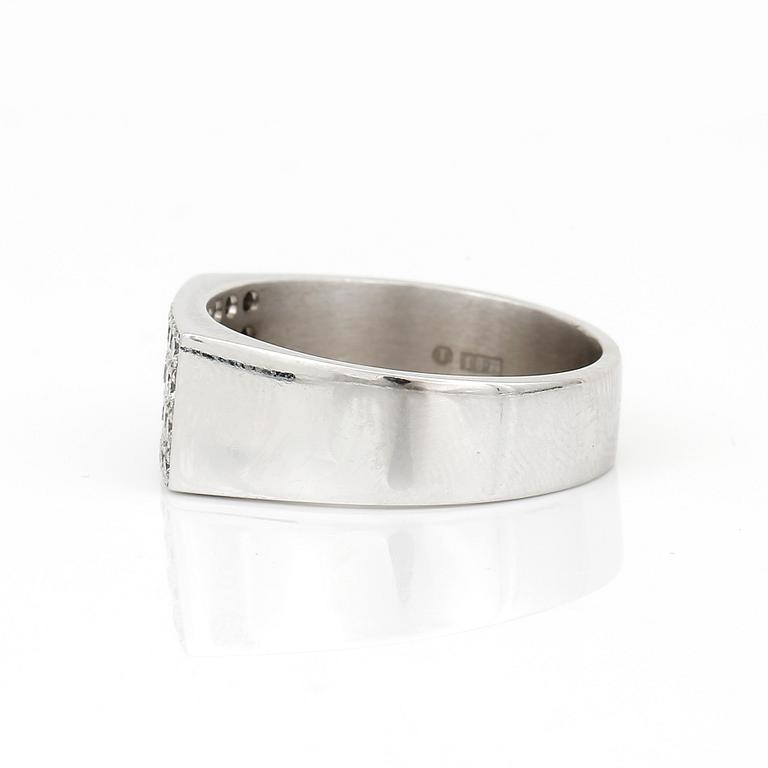 RING, 18K vitguld med briljantslipade diamanter, tot ca 0,64 ct. Total vikt ca 11,78 g.