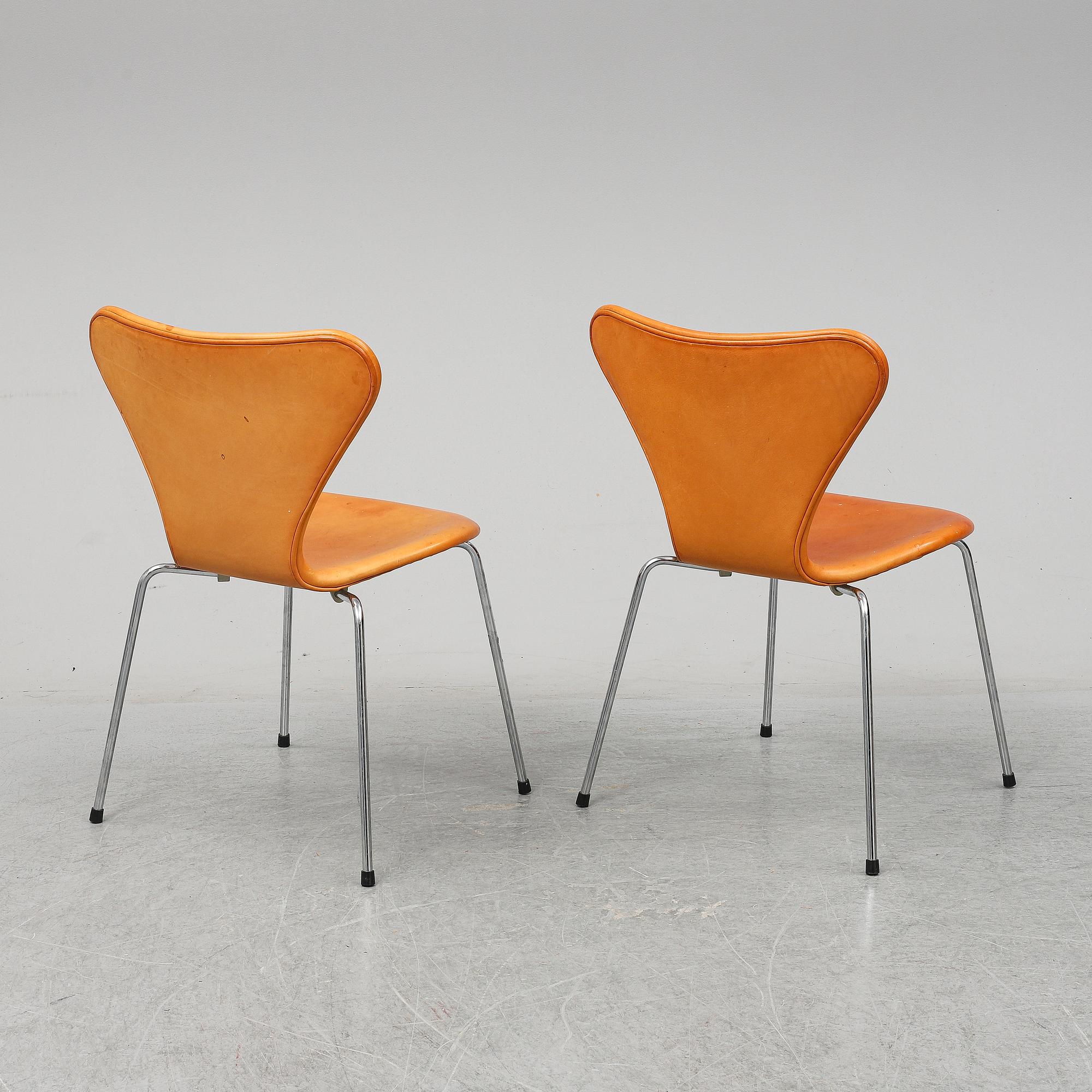 Six 'Serie 7' leather upholstered chairs by Arne Jacobsen for Fritz Hansen.