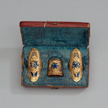 1043. A 18th century gold and enamel sewing-kit, unmarked.